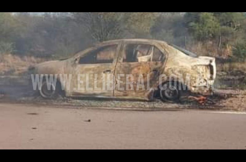 VIDEO  Un taxi se incendioacute en segundos- el chofer y sus pasajeros se salvaron de milagro