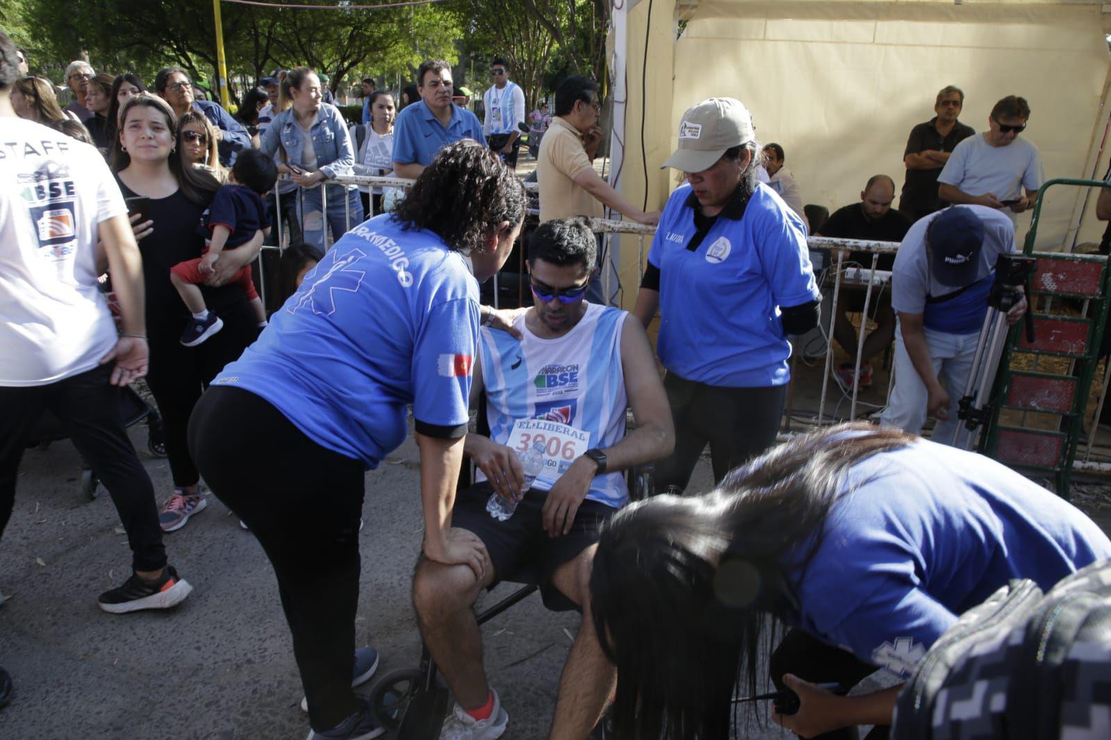 Sobresaliente tarea de los equipos sanitarios en el Maratoacuten de EL LIBERAL