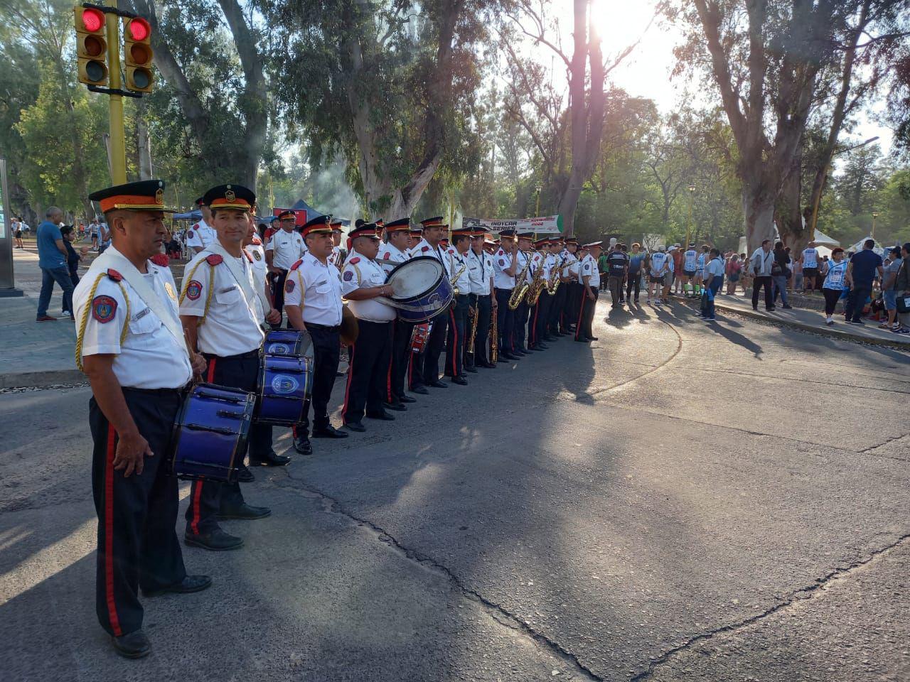 Largada con sones de la Banda de Muacutesica de la Policiacutea de la provincia