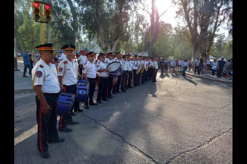 Largada con sones de la Banda de Muacutesica de la Policiacutea de la provincia