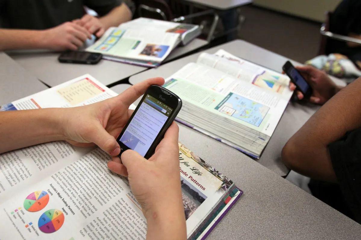 Prohiacuteben celulares y dispositivos tecnoloacutegicos en todas las escuelas de Catamarca- ldquoLa disciplina se debilitardquo