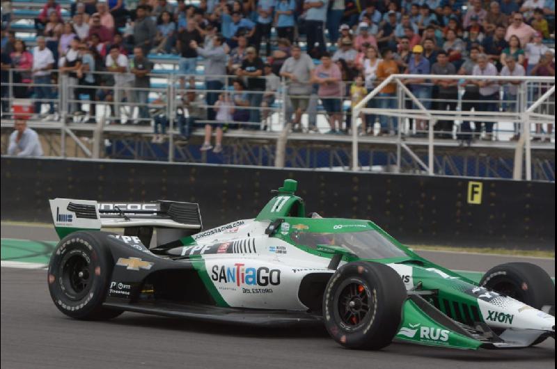 Una multitud disfrutoacute de la exhibicioacuten del auto de la IndyCar en el Autoacutedromo de Las Termas