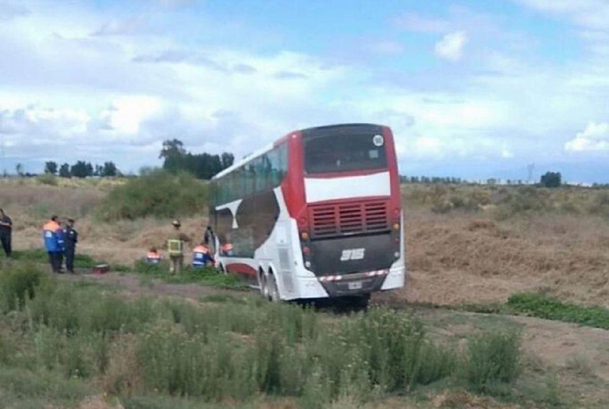 Un micro que trasladaba a hinchas de River chocoacute con un auto en Mendoza- hay una mujer muerta