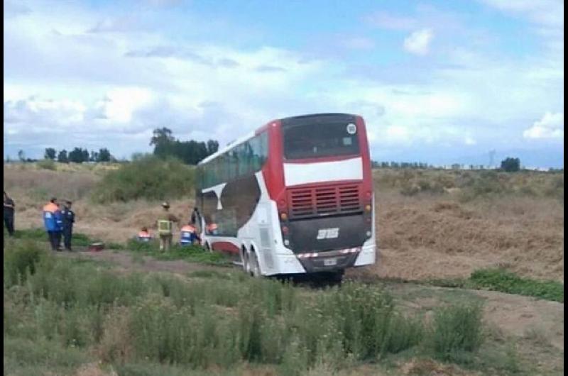 Un micro que trasladaba a hinchas de River chocoacute con un auto en Mendoza- hay una mujer muerta