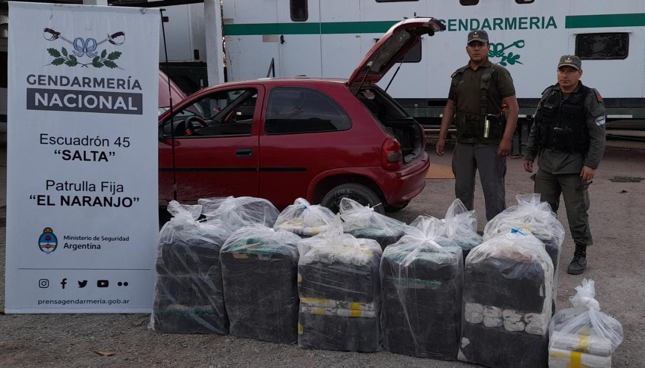 Operativo de Gendarmeriacutea dejo al descubierto que viajaban con hojas de coca a bordo