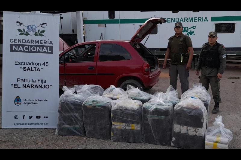 Operativo de Gendarmeriacutea dejo al descubierto que viajaban con hojas de coca a bordo