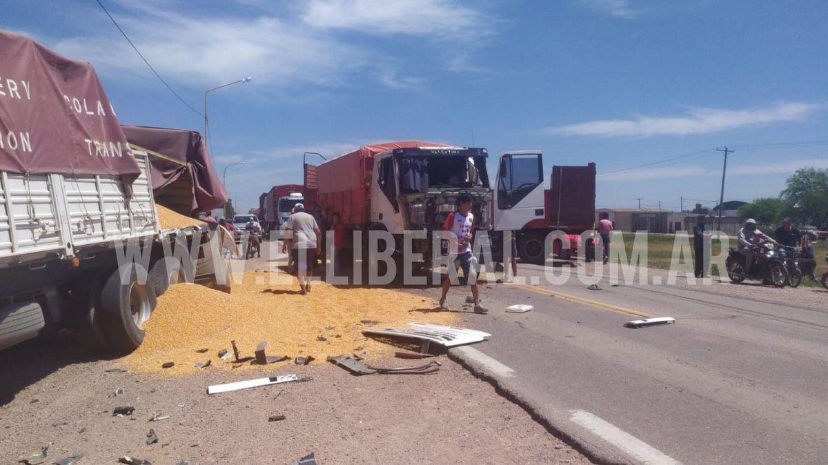 Un chofer quedoacute atrapado tras un violento choque de dos camiones en la ruta 34