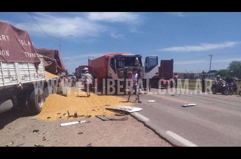 Un chofer quedoacute atrapado tras un violento choque de dos camiones en la ruta 34