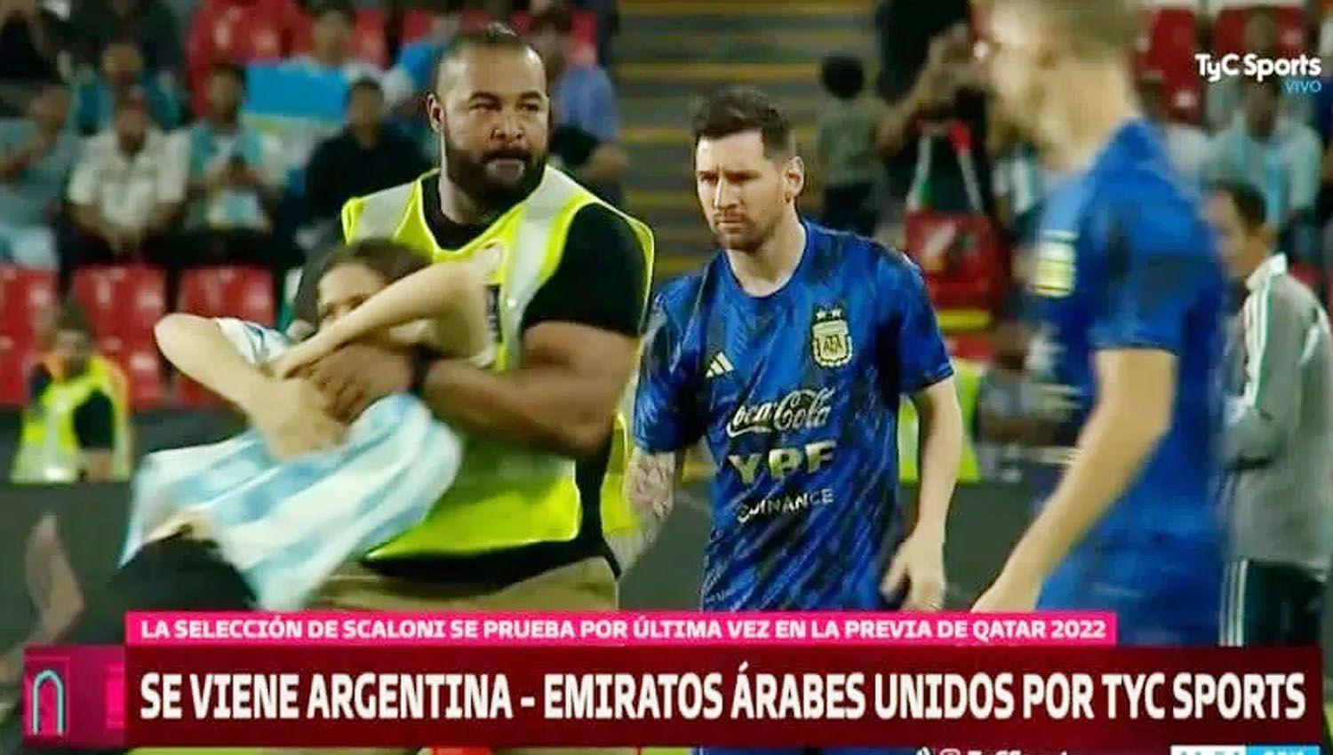 VIDEO  Locura por Messi- dos mujeres intentaron llegar hasta el capitaacuten albiceleste