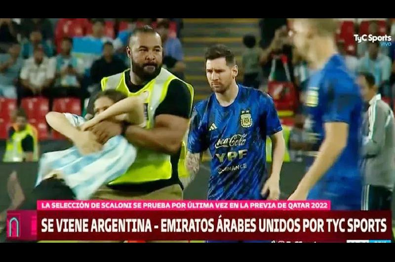 VIDEO  Locura por Messi- dos mujeres intentaron llegar hasta el capitaacuten albiceleste