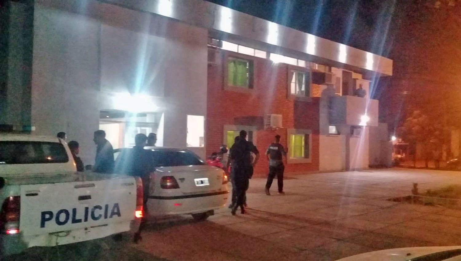 Investigan la muerte de un hombre que ingresoacute praacutecticamente calcinado al hospital y ordenaron la aprehensioacuten de su hijo