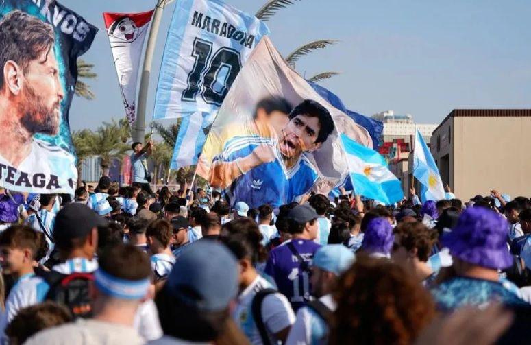 Hinchas argentinos tuvieron problemas con la policiacutea por un gesto contra Inglaterra