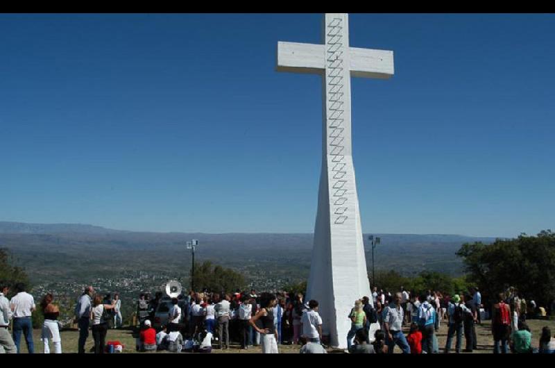 Una nintildea santiaguentildea que habiacutea viajado a Carlos Paz con su colegio se cayoacute de un cerro y estaacute en coma