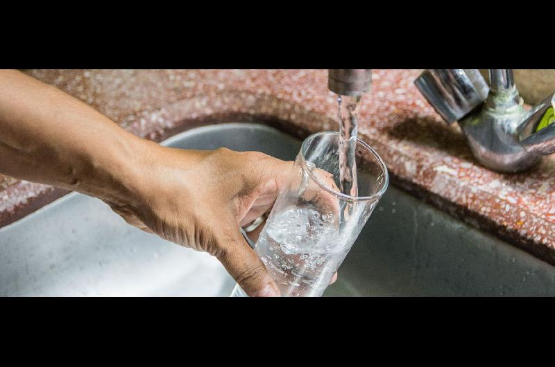 Anaacutelisis del agua del barrio Los Flores arrojoacute que es ldquoapta para consumo humanordquo