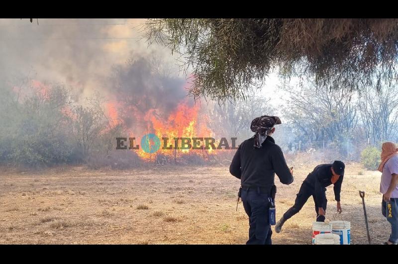 Herrera- vecinos policiacuteas y bomberos luchan contra las voraces llamas