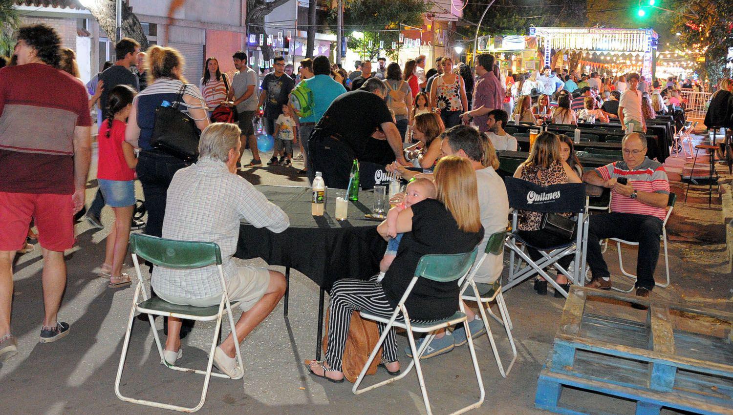 El arte en sus diversas manifestaciones se instalaraacute esta noche en varias cuadras de calle Roca