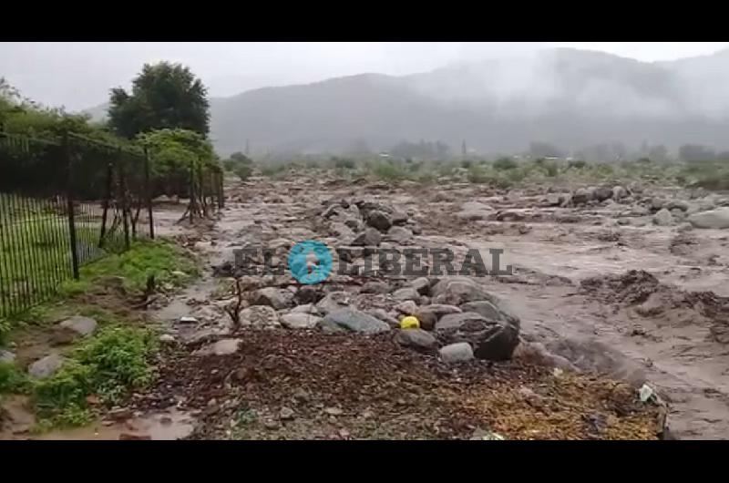 En solo horas llovioacute casi 200 miliacutemetros en Tafiacute del Valle y El Mollar- las impactantes imaacutegenes