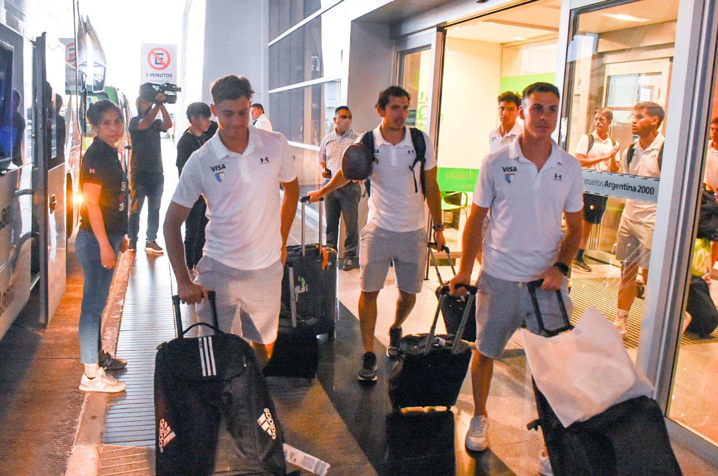 Los Leones arribaron a Las Termas para jugar la FIH Pro League