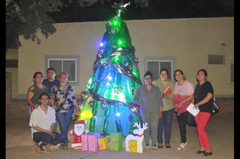 Alumnos loretanos armaron un aacuterbol de Navidad con materiales reciclados