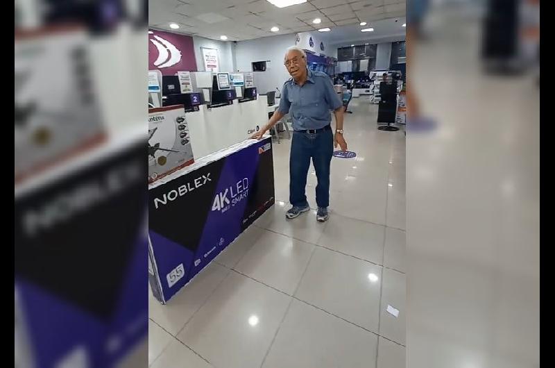 iexclFinal Feliz La casa de electrodomeacutesticos le regaloacute un Smart TV al abuelito que vio a la Seleccioacuten desde una vidriera