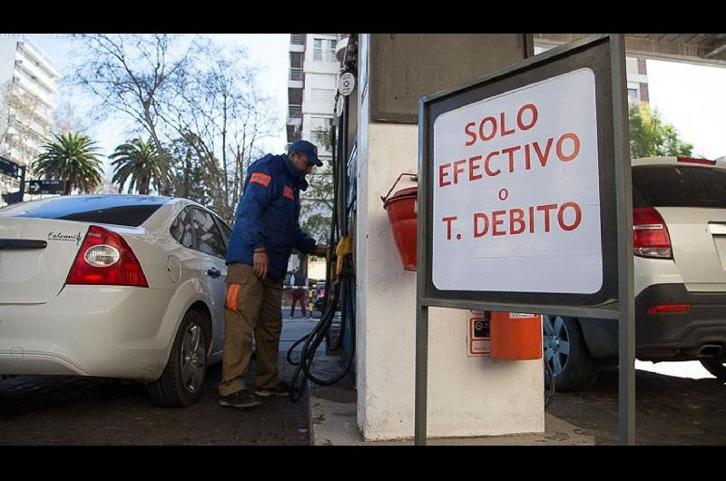 Combustibles soacutelo en efectivo o deacutebito en las estaciones de servicio iquestPeligran las vacaciones