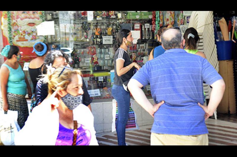 Feriado nacional del martes 20- coacutemo trabajaraacute el comercio en Santiago