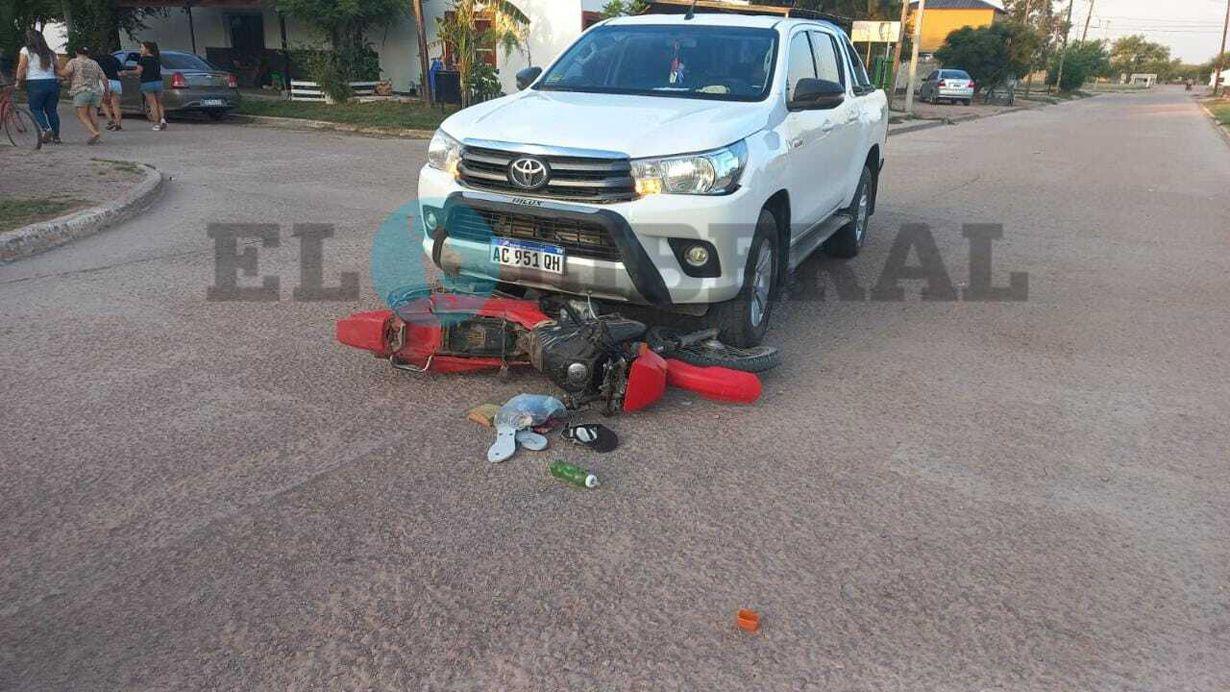 Comerciante embistioacute a una motociclista que circulaba con sus hijos de 2 y 3 antildeos