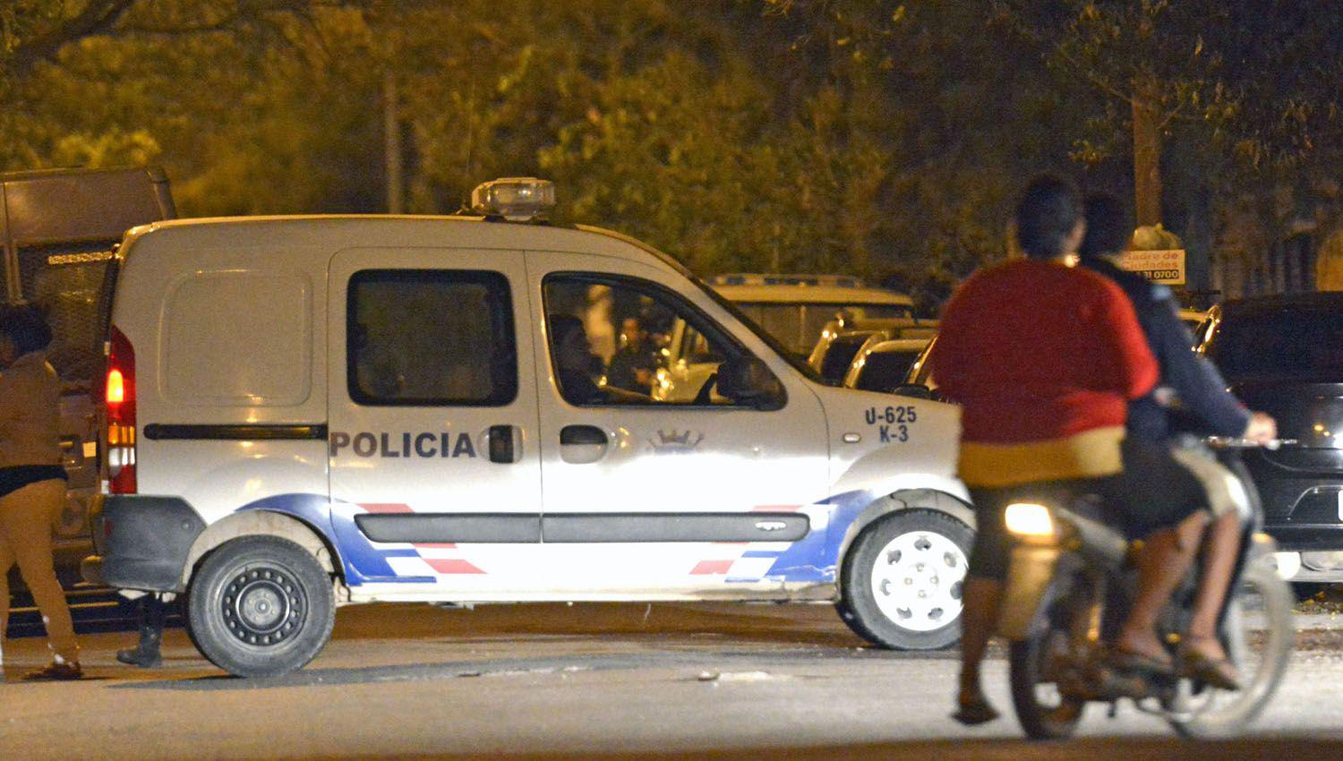 Un automovilista increpoacute a una pareja que caminaba junto a su hija de 4 antildeos en la madrugada y ante una respuesta realizoacute tres tiros