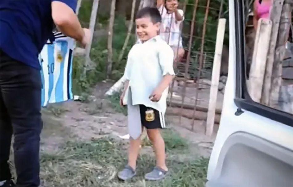 VIRAL  Una pareja recorrioacute su ciudad regalando camisetas  argentinas  a los que menos tienen