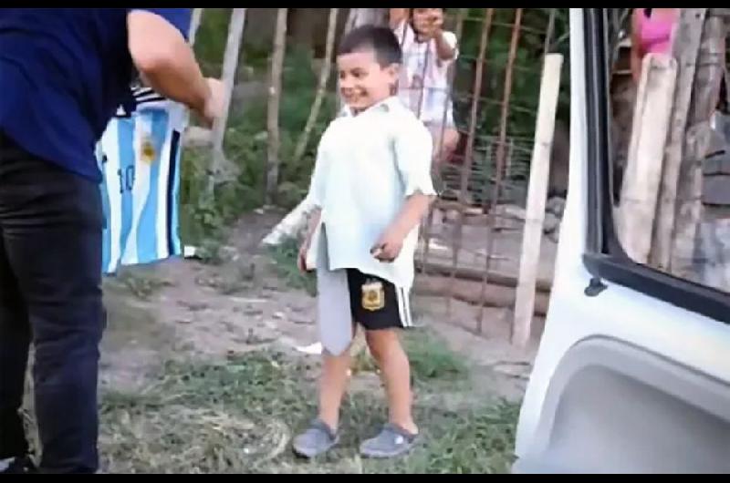 VIRAL  Una pareja recorrioacute su ciudad regalando camisetas  argentinas  a los que menos tienen