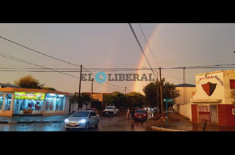 Despueacutes de la tormenta un arcoiris sorprendioacute a los habitantes de Quimiliacute