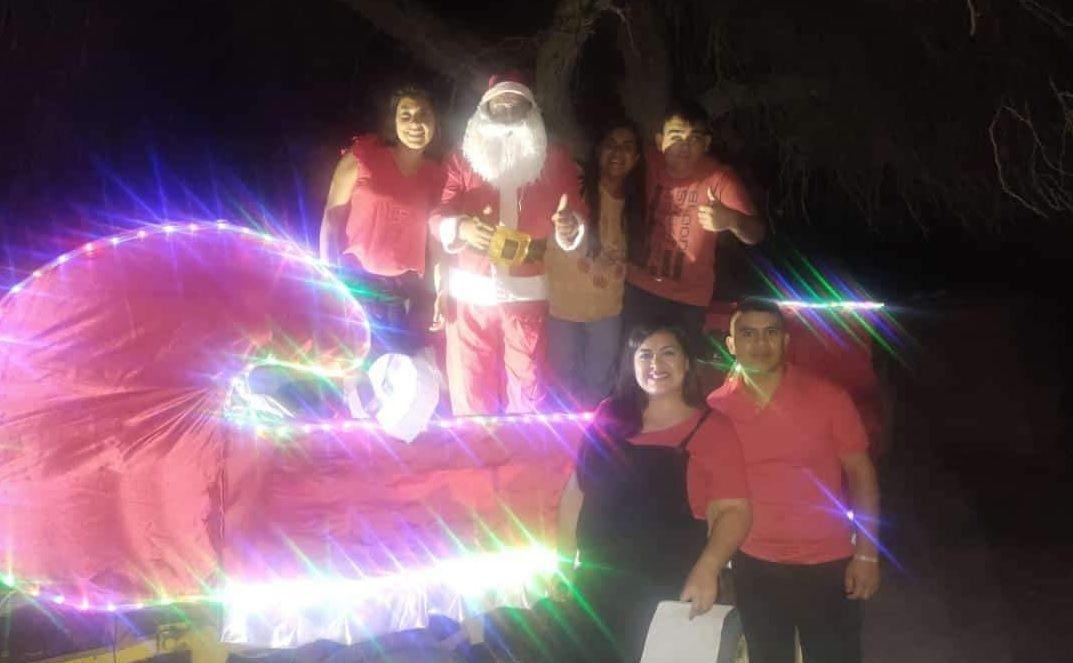 Papa Noel volvioacute a recorrer Colonia Dora en su carruaje llevando regalos para todos los pequentildeos