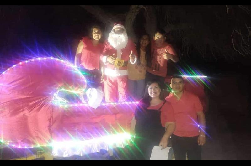 Papa Noel volvioacute a recorrer Colonia Dora en su carruaje llevando regalos para todos los pequentildeos