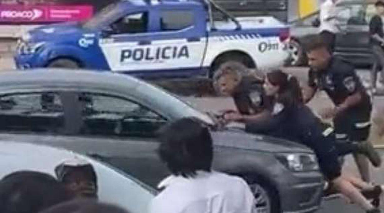 Se filtroacute otro video de coacutemo terminoacute el conductor que se llevoacute a los policiacuteas en el capoacute del auto