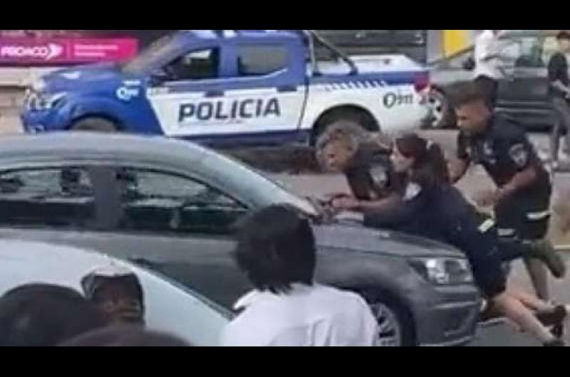 Se filtroacute otro video de coacutemo terminoacute el conductor que se llevoacute a los policiacuteas en el capoacute del auto