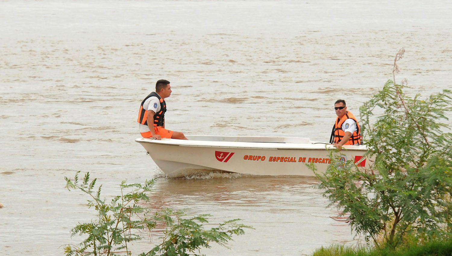 Un joven pescaba con un amigo y se ahogoacute en el Dulce