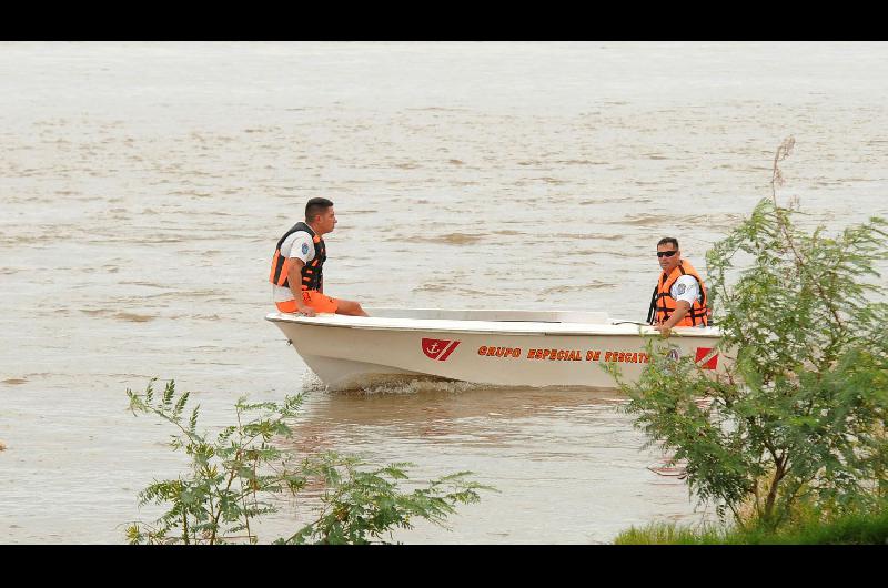 Un joven pescaba con un amigo y se ahogoacute en el Dulce