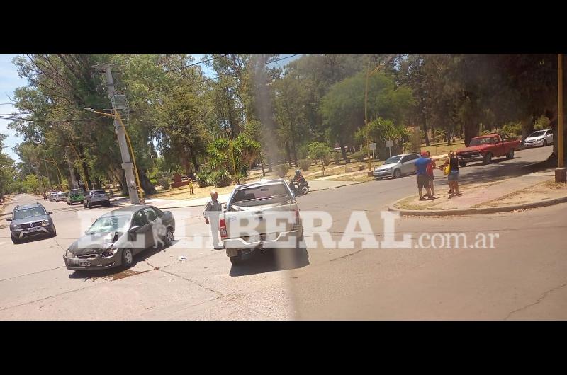 Una camioneta chocoacute a madre e hija que circulaban en un auto en pleno barrio Parque