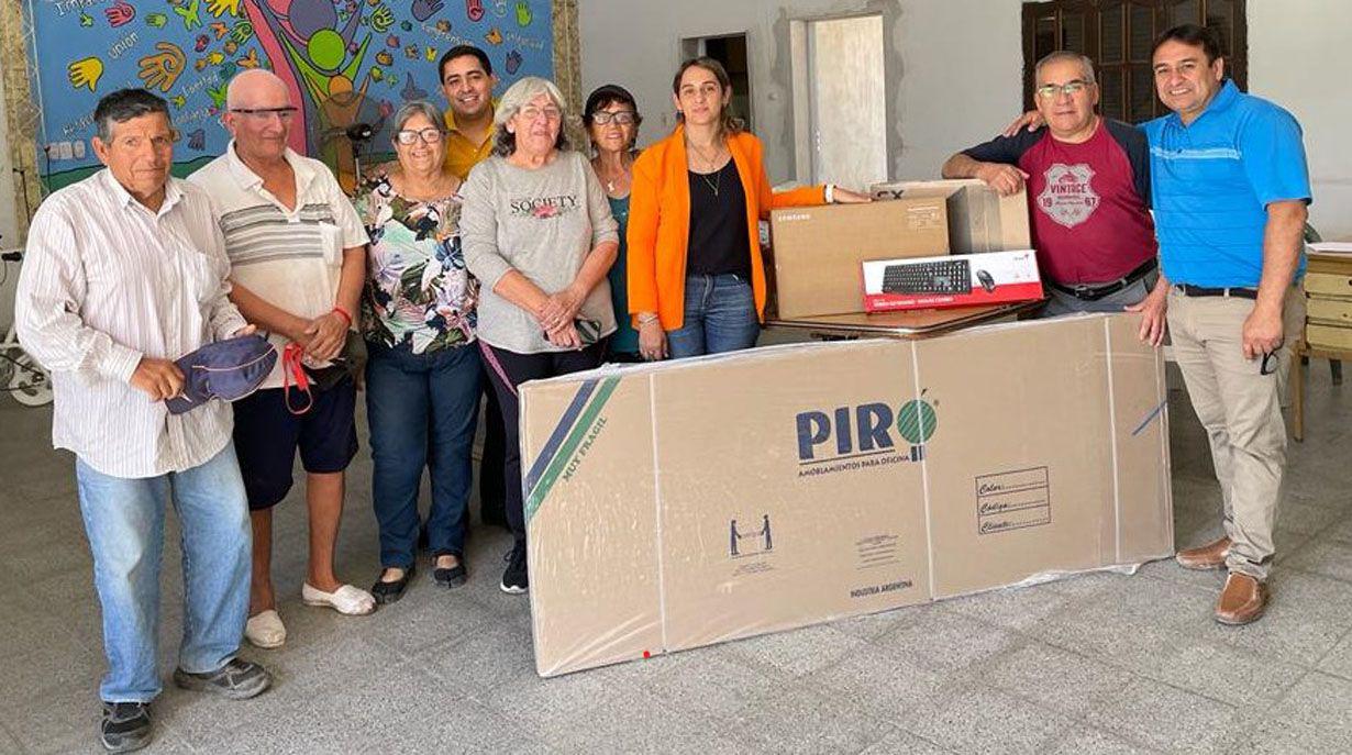 El municipio de Forres donoacute mobiliario y equipo informaacutetico al Centro de Jubilados