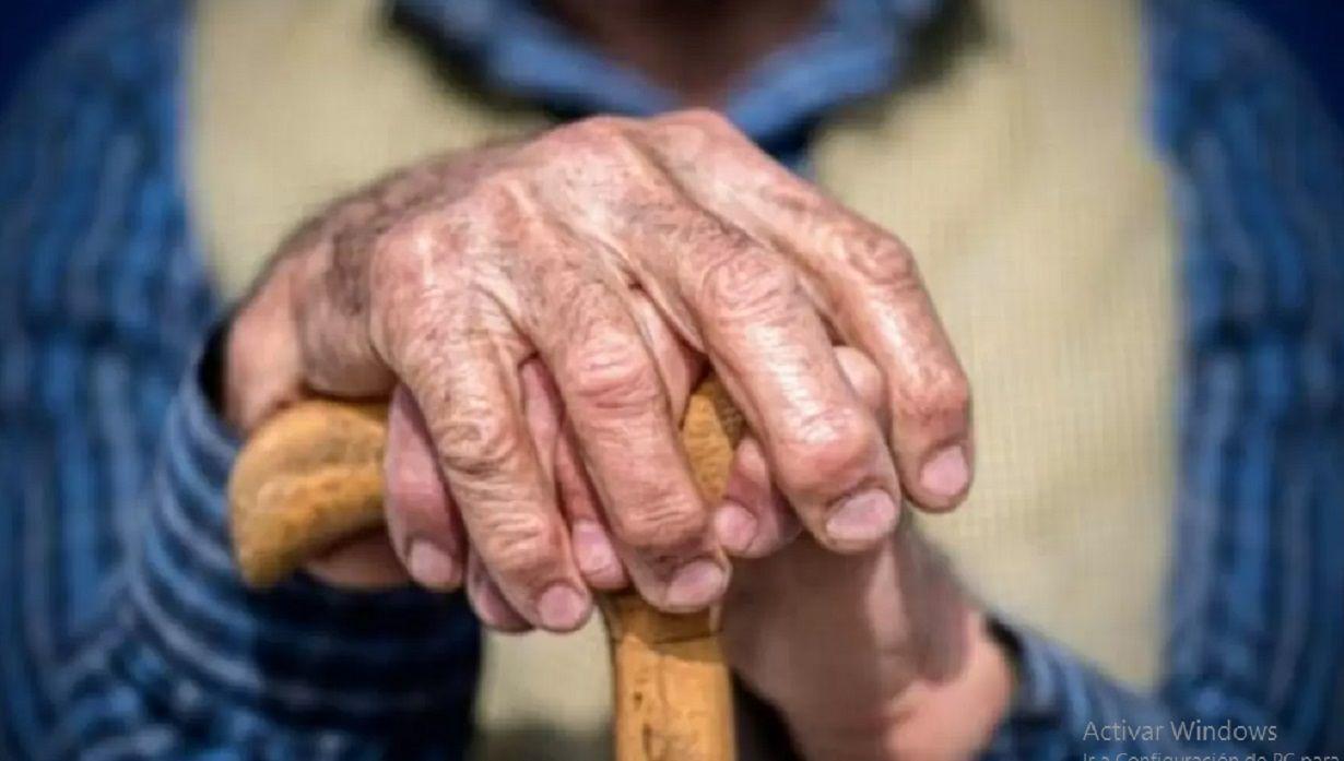 Sin piedad- despertaron a golpes a un jubilado de 83 antildeos y lo quemaron con una plancha para robarle