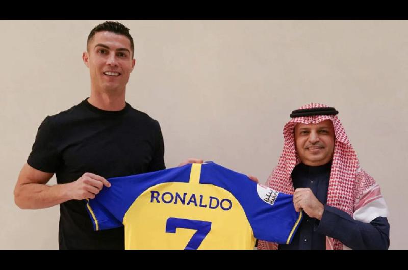 Cristiano Ronaldo firmoacute con Al Nassr FC y se convirtioacute en el jugador mejor pago del mundo