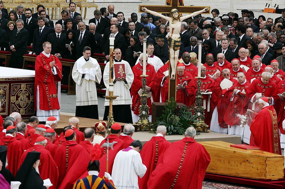 El rito funerario de los papas desde la muerte hasta el entierro