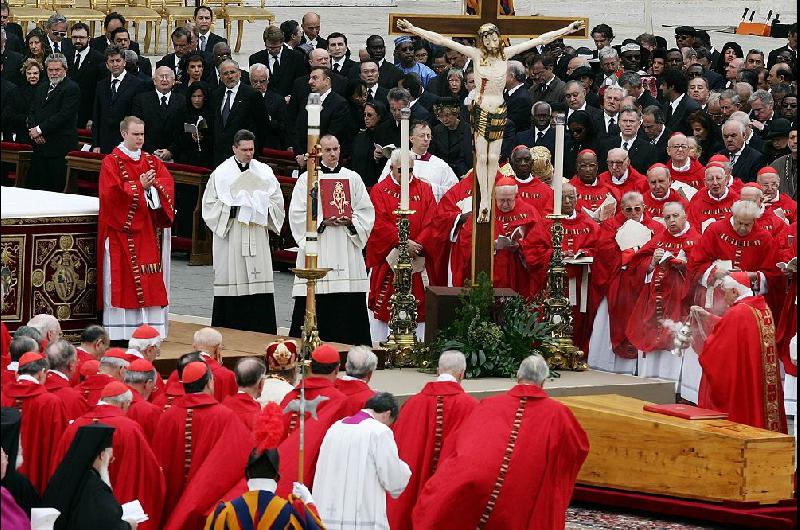 El rito funerario de los papas desde la muerte hasta el entierro