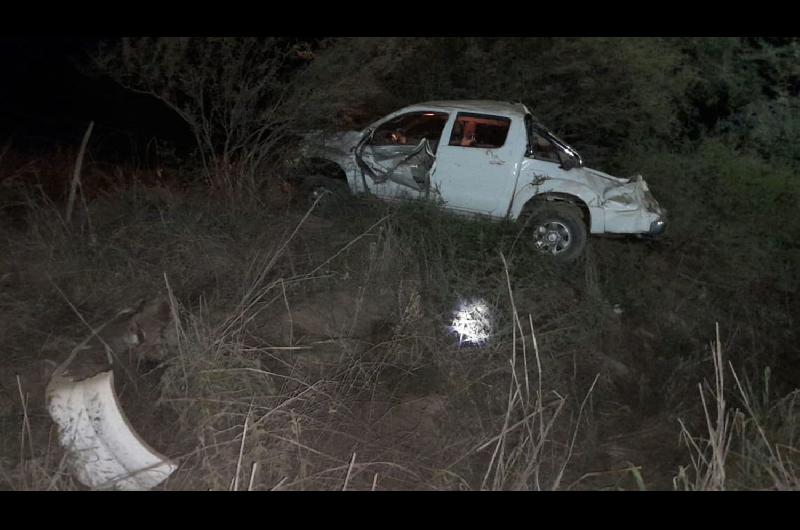 Tragedia vial- una camioneta en la que viajaban tres joacutevenes volcoacute uno de ellos murioacute de inmediato