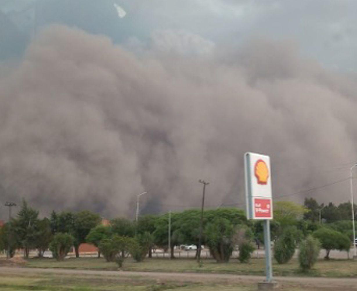 VIDEO Impactante tormenta de tierra en Chaco al liacutemite de Santiago generoacute temor entre los habitantes