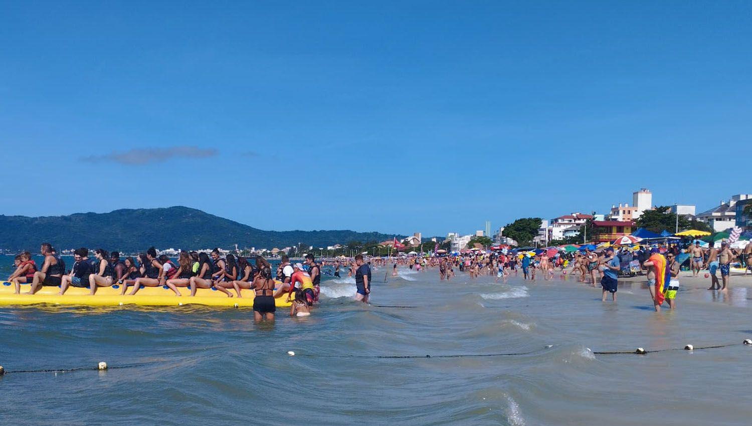 Miles de argentinos copan las playas de Brasil pese a la diferencia cambiaria