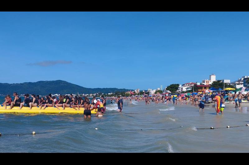 Miles de argentinos copan las playas de Brasil pese a la diferencia cambiaria