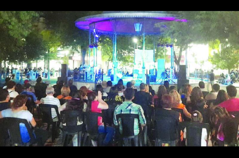 Santiago disfrutoacute de la presentacioacuten de artistas locales en plaza Libertad