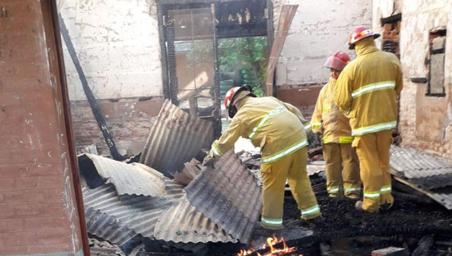 Lograron apagar a tiempo el fuego de una habitacioacuten