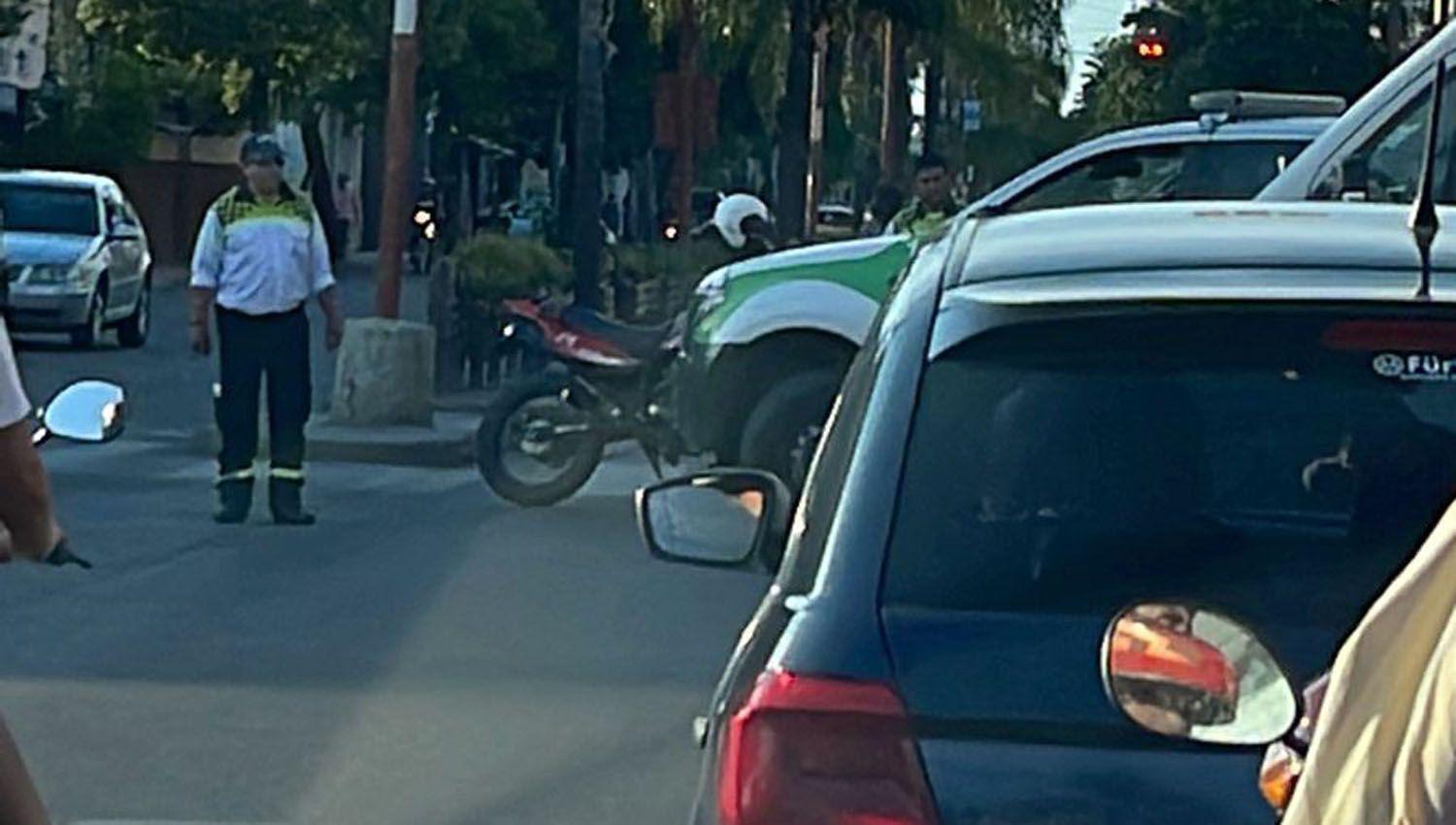 Fuerte accidente entre dos motos dejoacute un herido en pleno centro capitalino